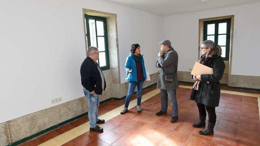 Claudia Delso, en el centro, con Paulo Sexto y Juan Carlos Rodríguez, ayer, en el faro de Oza.