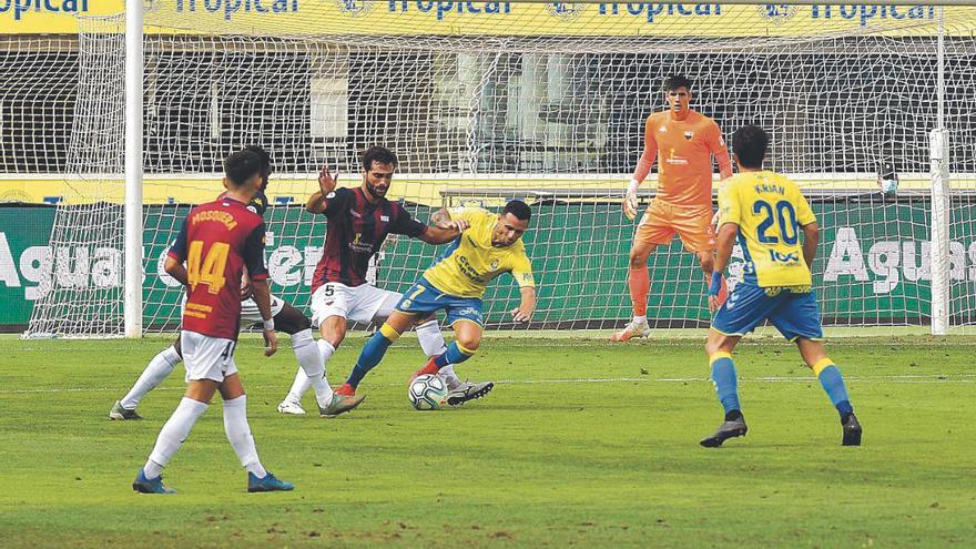 Rubén Castro, empujado por Fran Cruz, defensa del Extremadura, ayer en el último partido de la temporada
