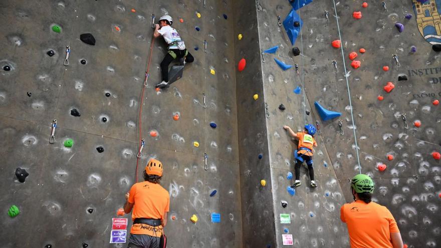 Dos niños ascienden en el rocódromo en la jornada de ayer.