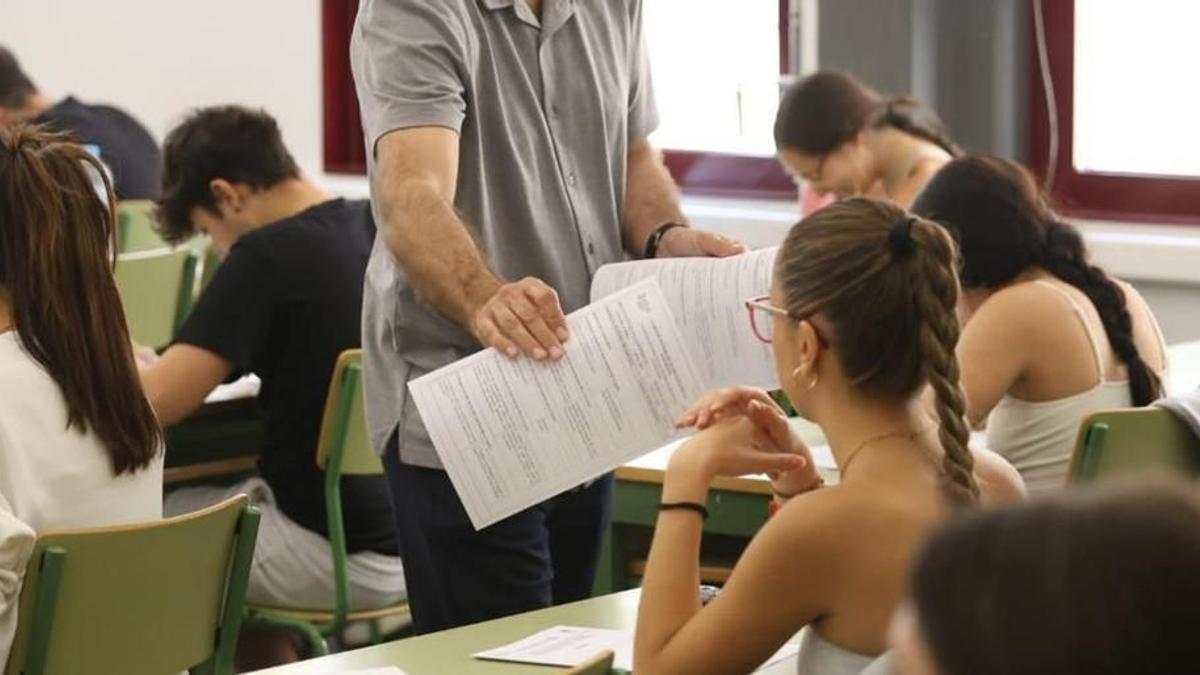 Un profesor reparte exámenes en las pruebas de selectividad del año pasado.