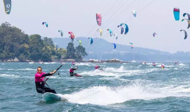 El Kitefest reunirá a más de cien “riders” este fin de semana en la playa de Cesantes