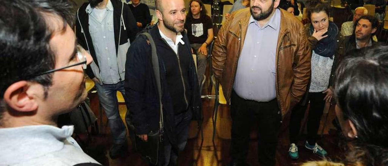 Luis Villares rodeado de miembros de los colectivos de En Marea, en el Auditorio Municipal. // Iñaki Abella