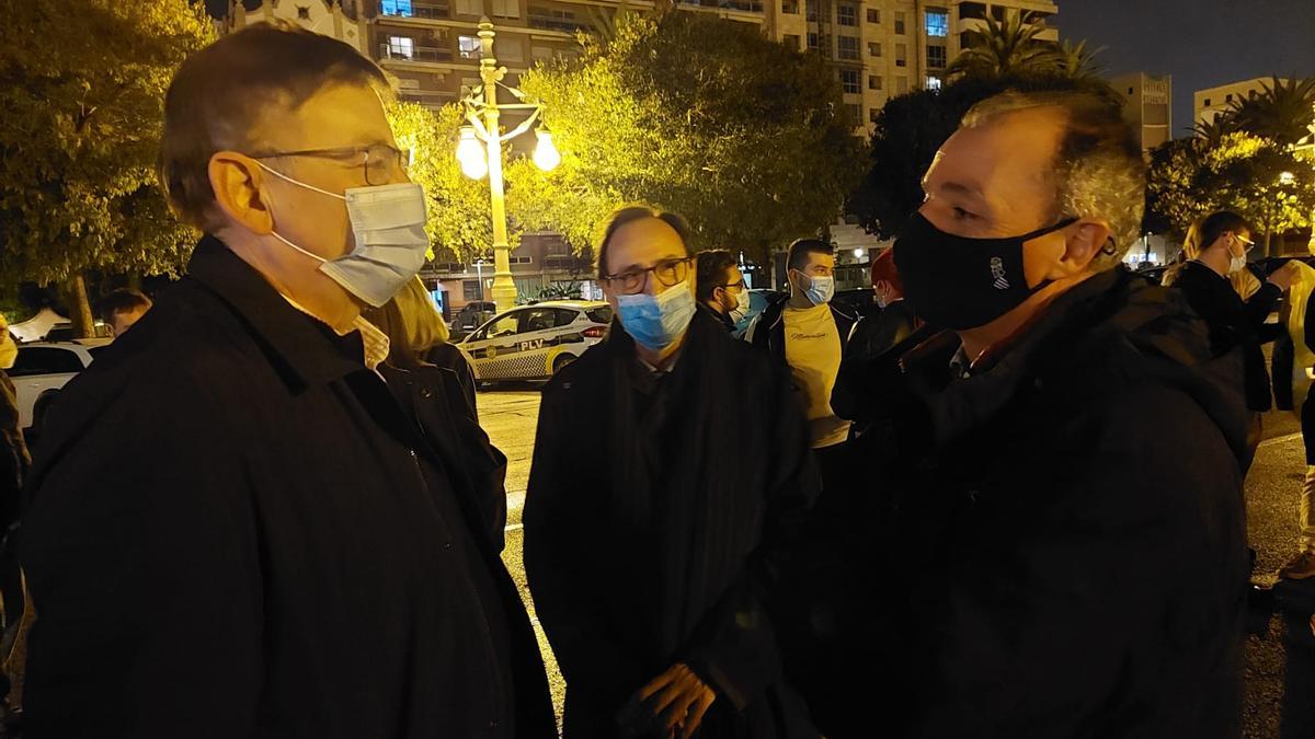 El president de la Generalitat, Ximo Puig, junto al presidente de la CEV, Salvador Navarro, y, al fondo, el conseller de Hacienda Vicent Soler