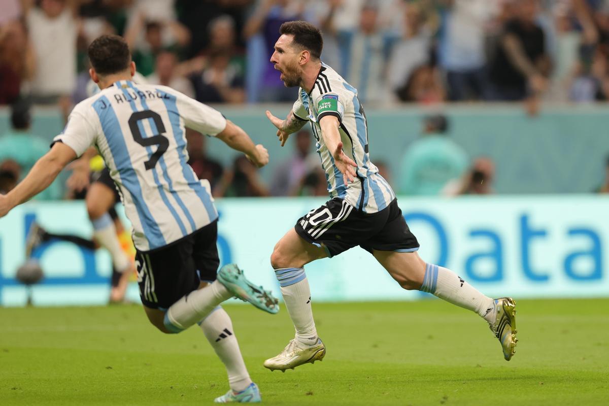 Lusail (Qatar), 26/11/2022.- Lionel Messi of Argentina celebrates after scoring the 1-0 during the FIFA World Cup 2022 group C soccer match between Argentina and Mexico at Lusail Stadium in Lusail, Qatar, 26 November 2022. (Mundial de Fútbol, Estados Unidos, Catar) EFE/EPA/Friedemann Vogel