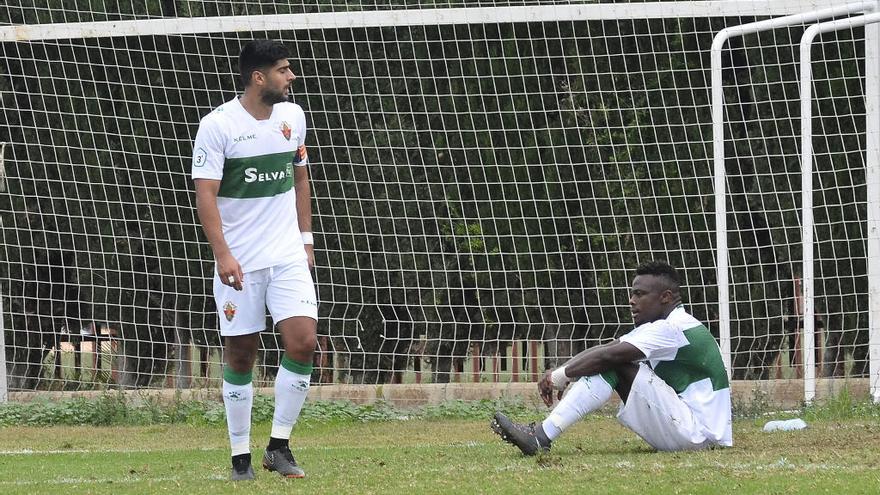 Los jugadores del Ilicitano se lamentan tras recibir un gol