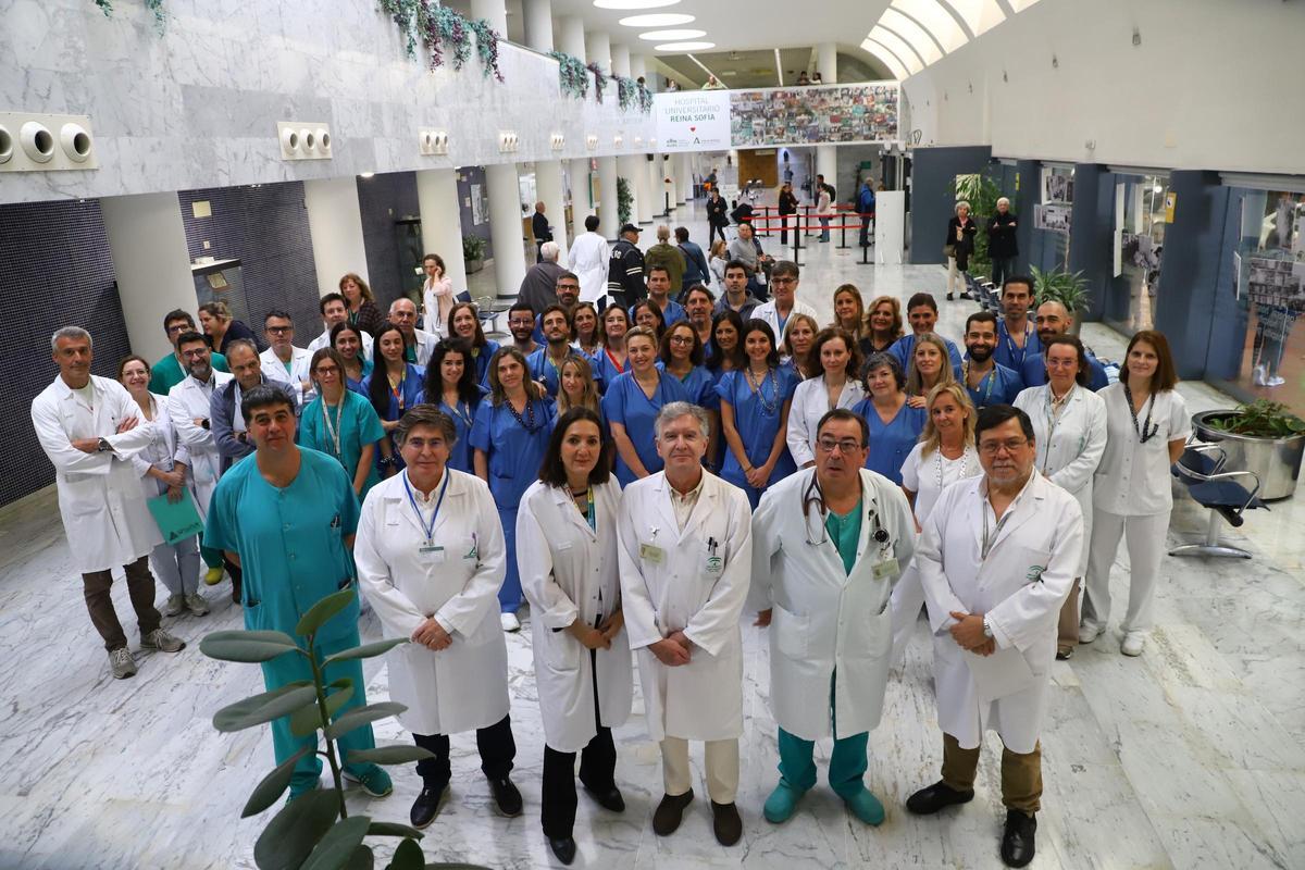 Profesionales vinculados al programa de trasplante pulmonar del hospital Reina Sofía, reunidos por el 30 aniversario del primer trasplante.