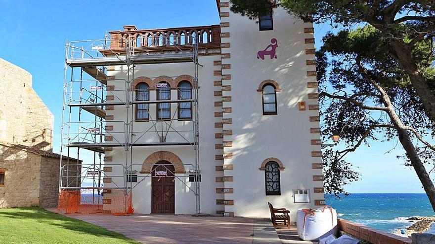 Les bastides ocupen, ara, l&#039;exterior de la Casa Forestal de Sant Martí d&#039;Empúries.