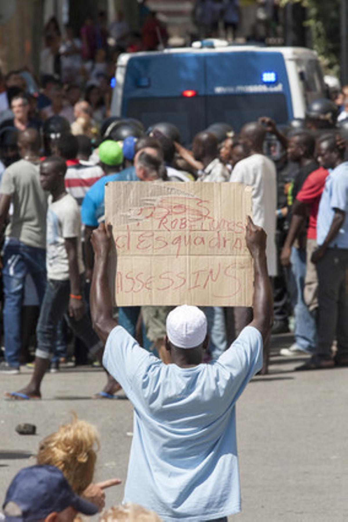 Altercats entre la comunitat senegalesa a Salou i els Mossos d’Esquadra per la mort d’un immigrant durant una batuda policial contra el ’top manta’.