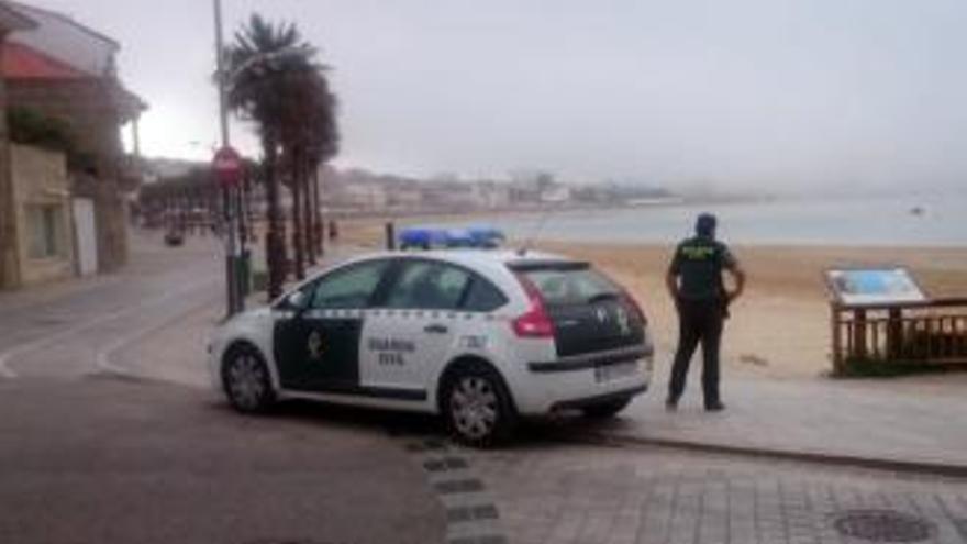 Vigilancia de la Guardia Civil en playas de la comarca. // G. C.
