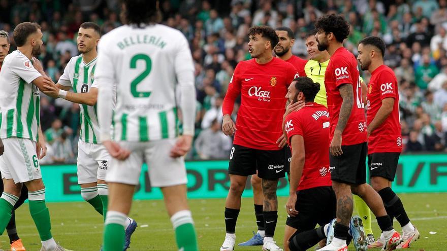 Las reacciones de los jugadores del Real Mallorca tras la derrota ante el Betis