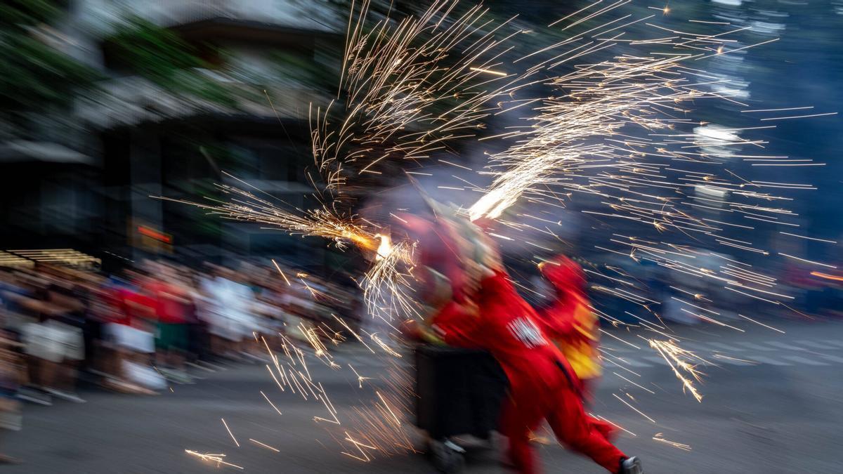 Espectáculo de diablos y correfocs en una fiesta popular.