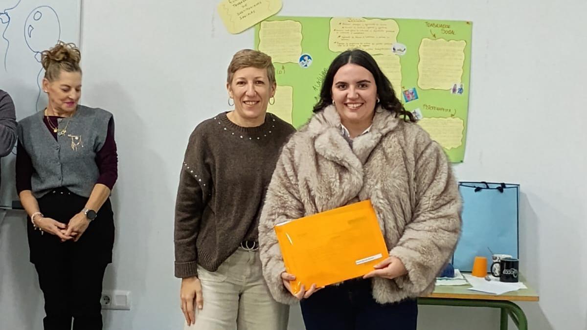 La alcaldesa de Alagón del Río entrega el diploma a una alumna.
