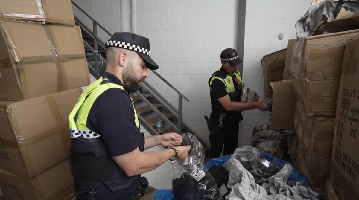 Policías locales de Sevilla con el material incautado