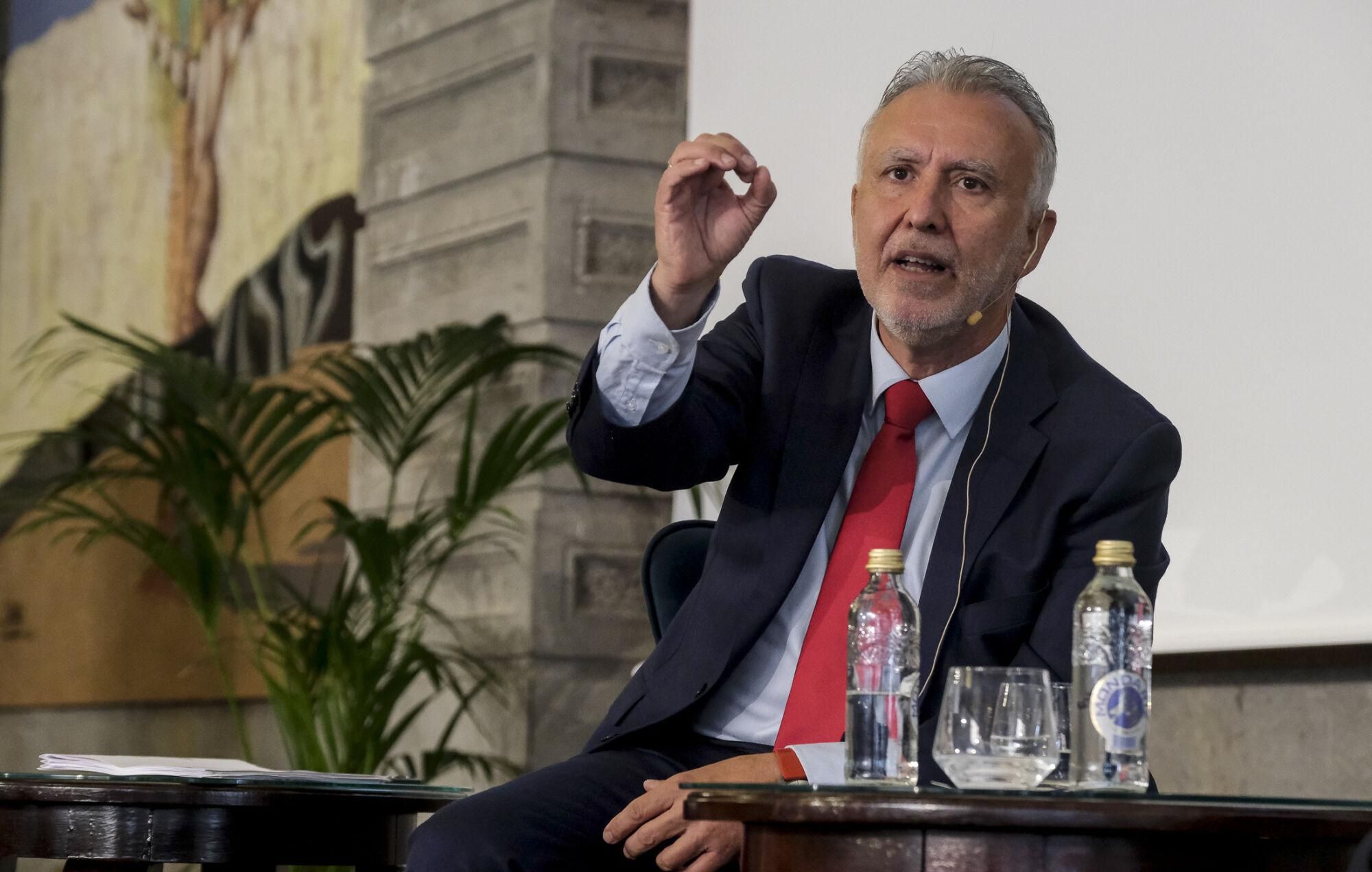 Encuentro informativo con Ángel Víctor Torres, ministro de Política Territorial y Memoria Democrática de España 
