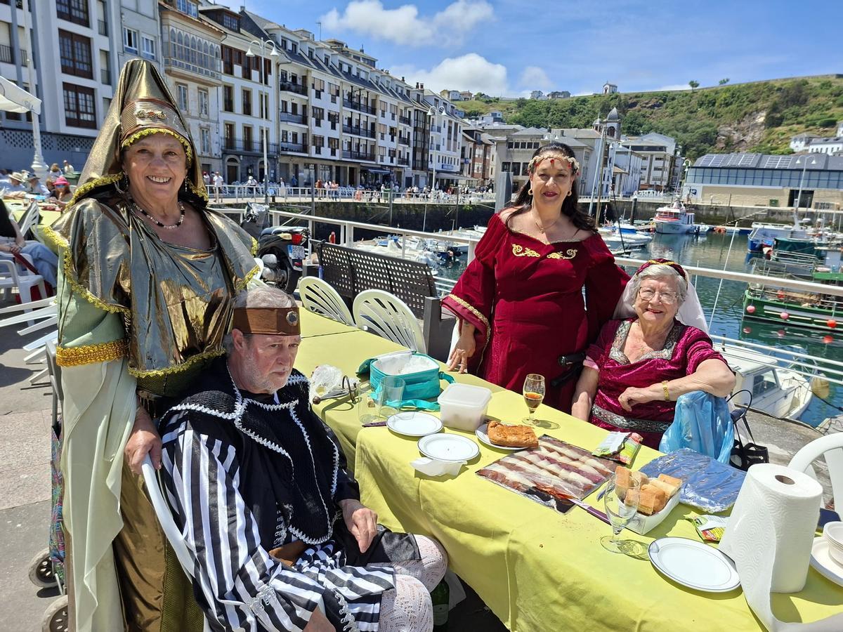 En imágenes: el muelle de Luarca es un hervidero para celebrar su comida en la calle