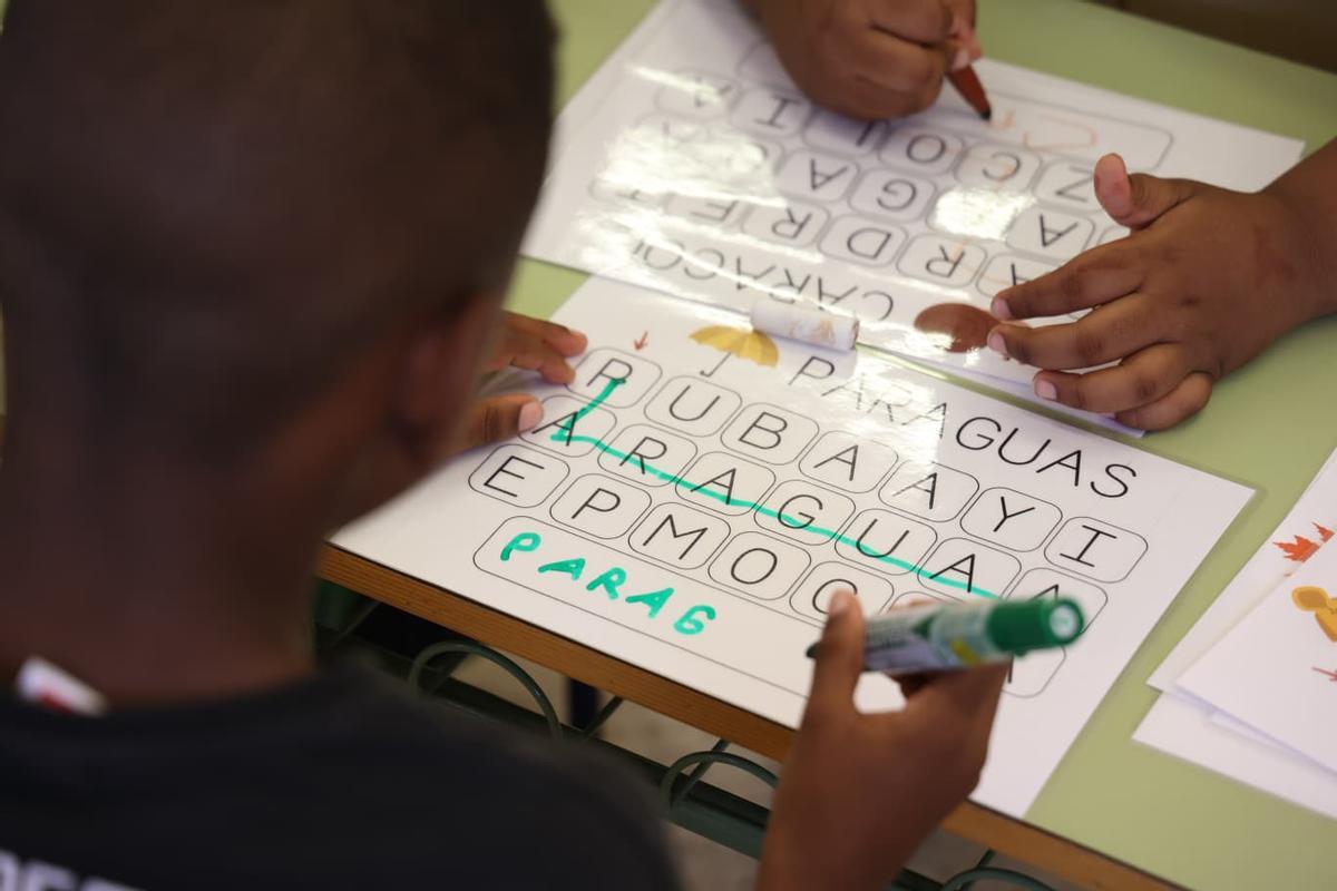 Niños reforzando la lectura y escritura en un aula de Alicante
