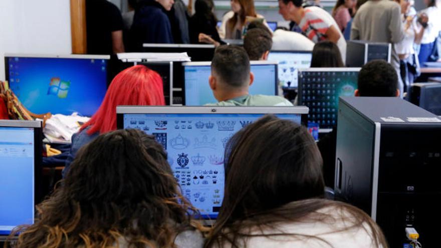 Jóvenes en un instituto de secundaria.