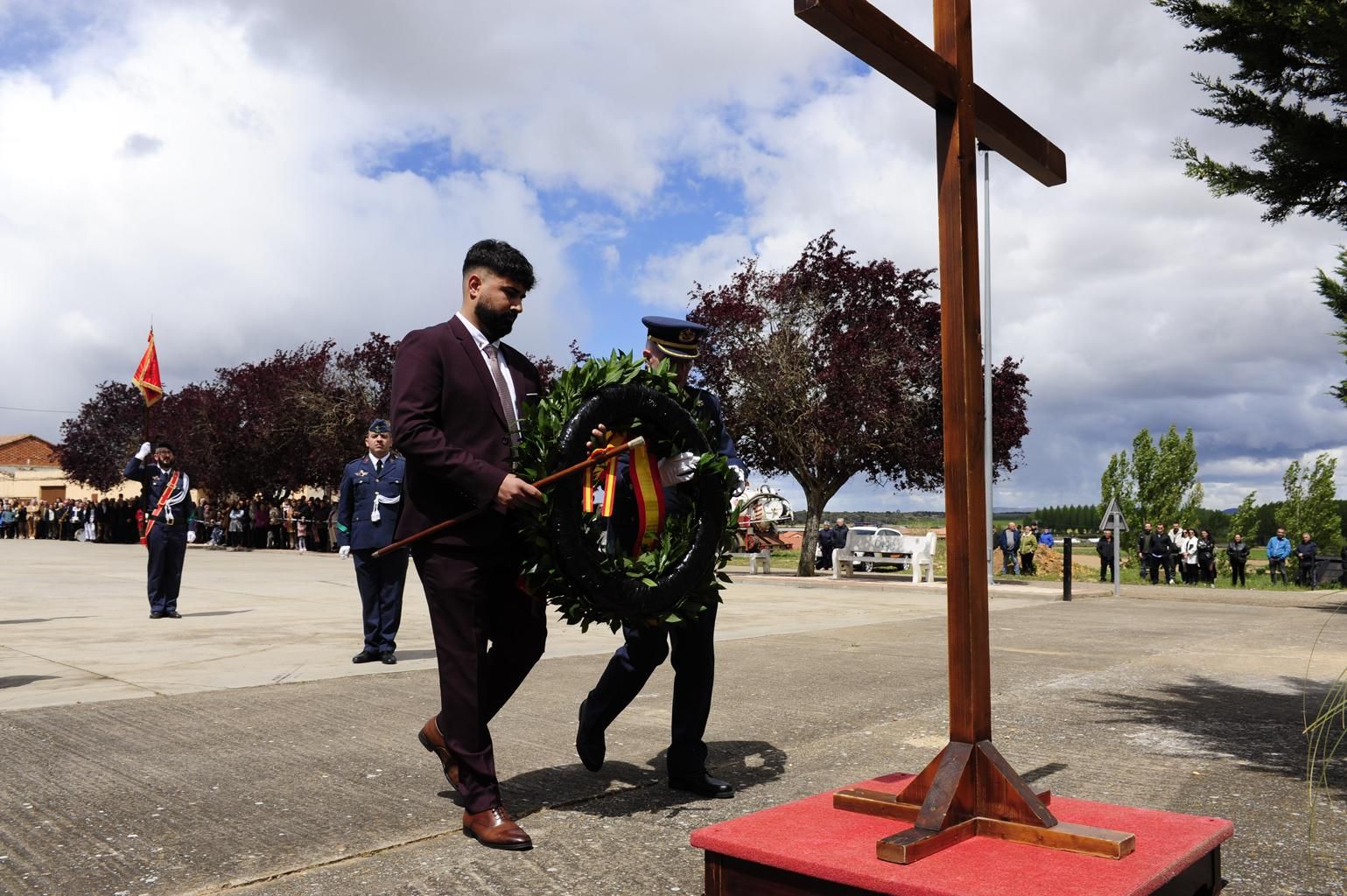 Izado de bandera en Burganes de Valverde
