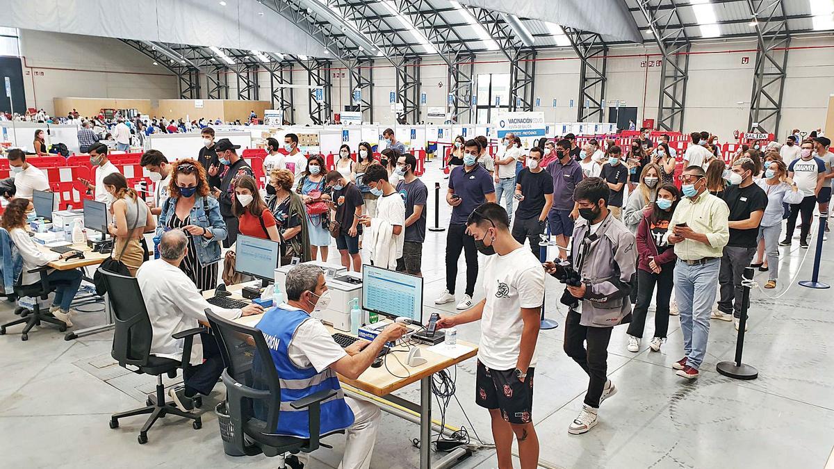 Colas ayer en la entrada a la zona de vacunación del recinto ferial de Vigo. |   // MARTA G. BREA