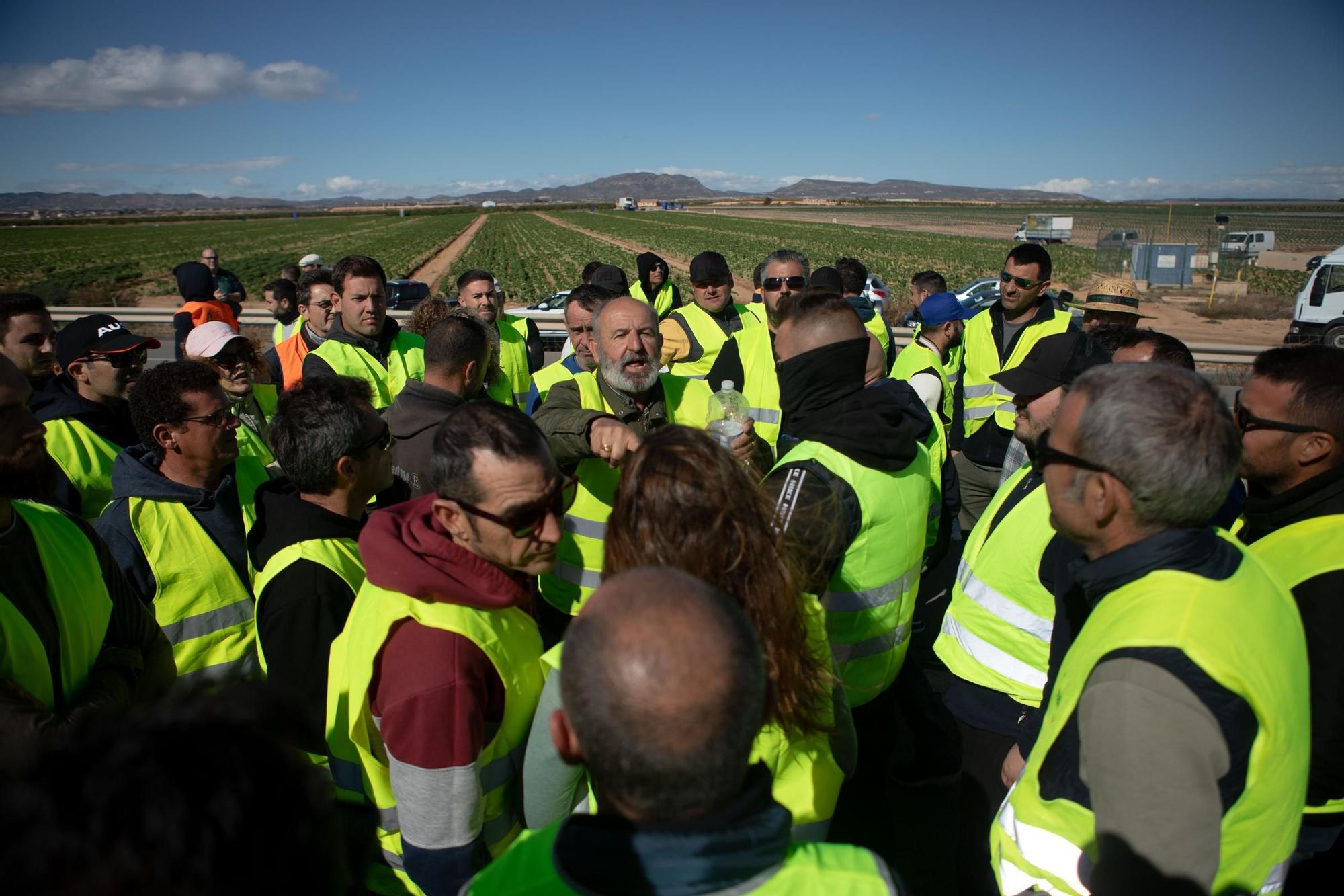 FOTOS: Las protestas de los agricultores desalojados de la AP-7 entre San Javier y Los Alcázares, en imágenes