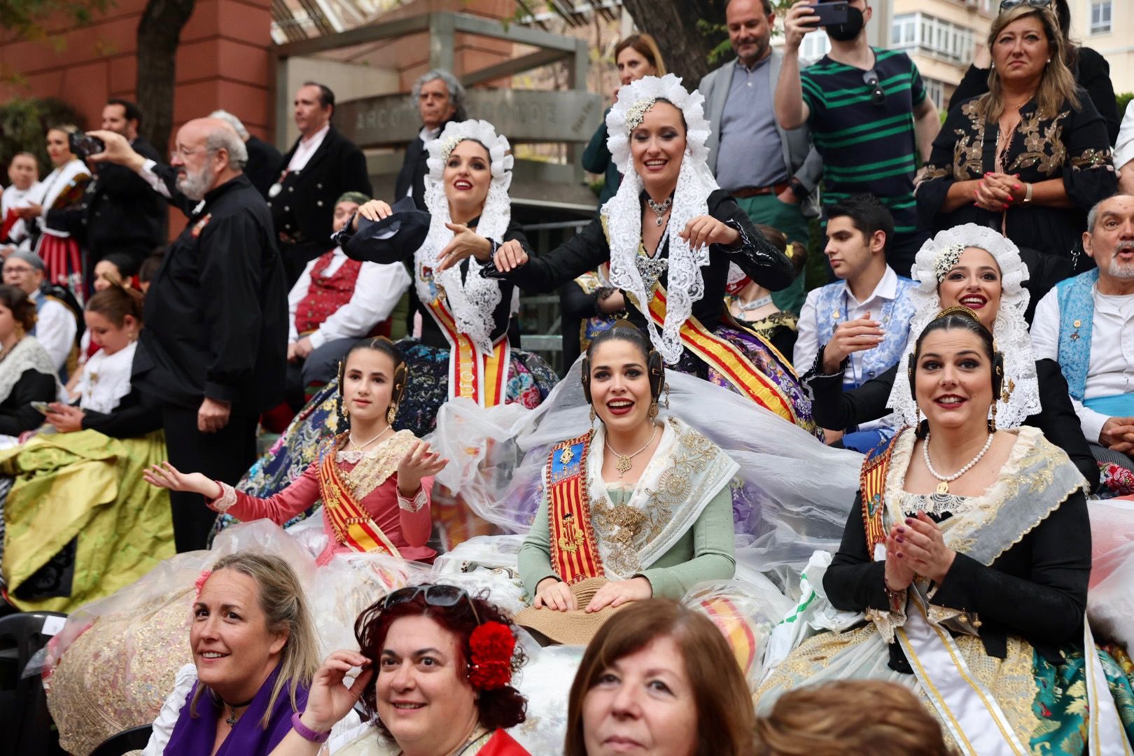 Carmen y Nerea descubren la "tronaera" y el Bando más divertido en Murcia