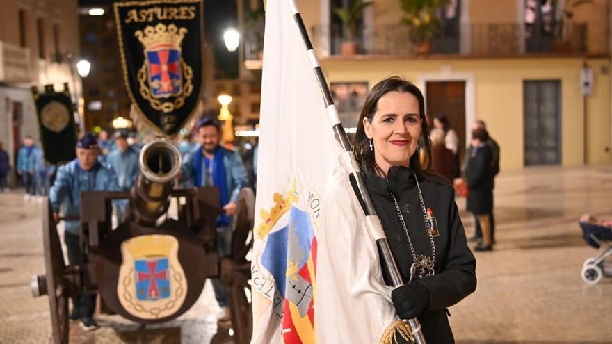 Los Moros y Cristianos desfilan por las calles de Elche en la Entraeta del Mig Any