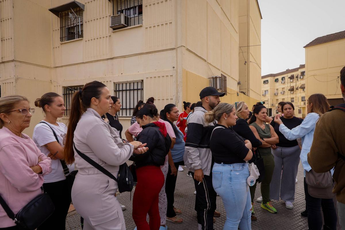 Un grupo de medio centenar de vecinos y familiares arropa a la familia.