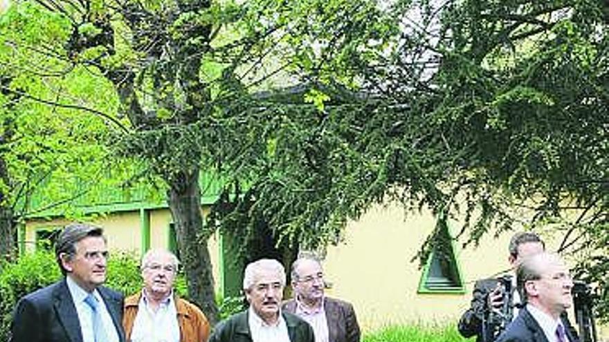 Ovidio Sánchez -a la izquierda-, con miembros del PP local y Agustín Cuervas-Mons -a la derecha-, ayer, en Perlora.