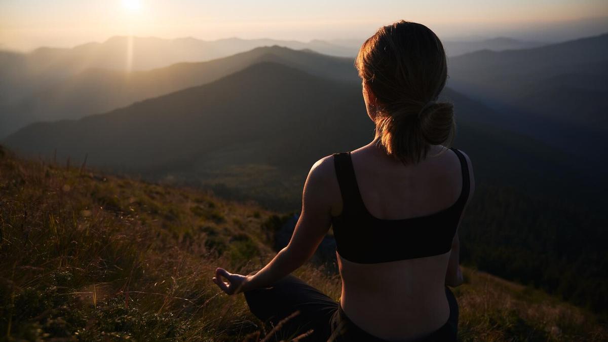 Imagen de archivo de una meditación en plena naturaleza, actividad que también se incluye en el centro proyectado en la Vall d'Uixó.