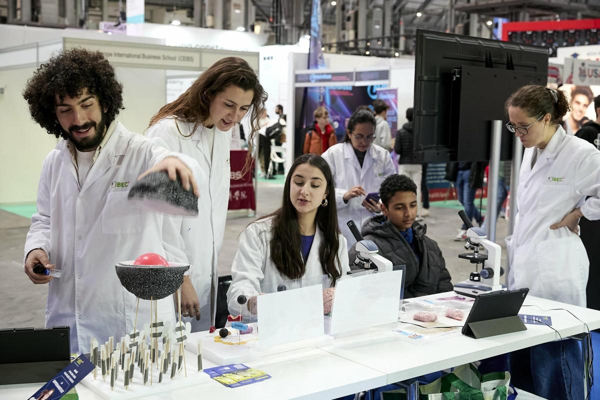 Investigadores profesionales explican su profesión a los jóvenes que acuden al Saló de l'Ensenyament, en la pasada edición de 2024.