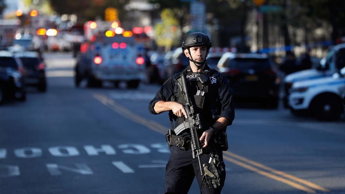 La policía bloquea una calle tras el tiroteo en Nueva York.