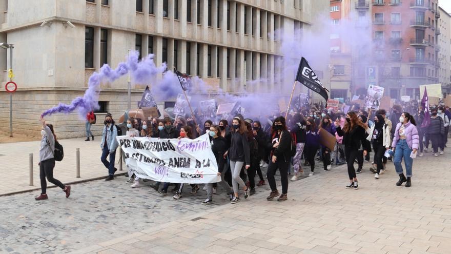 Manifestació d&#039;estudiants a Girona per commemorar el 8-M