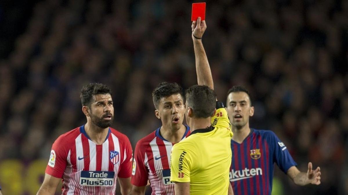El árbitro Gil Manzano muestra la tarjeta roja a Diego Costa por insultar a su madre.
