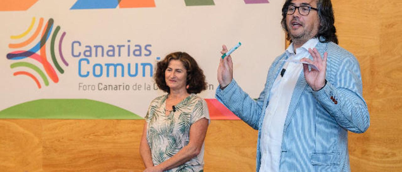 Carmen Aguirregomezcorta y Jesús Gómez ayer en el Foro Canarias Comunica en Gran Canaria.