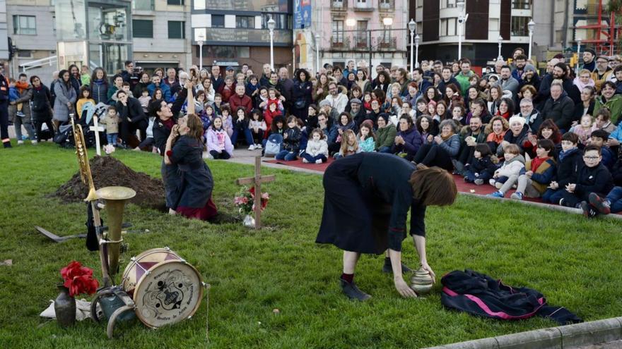 La compañía «Jimena Cavalletti» representa en El Náutico «B.O.B.A.S. (Banda Orquestal Benéfica de Actos Sepulcrales)».