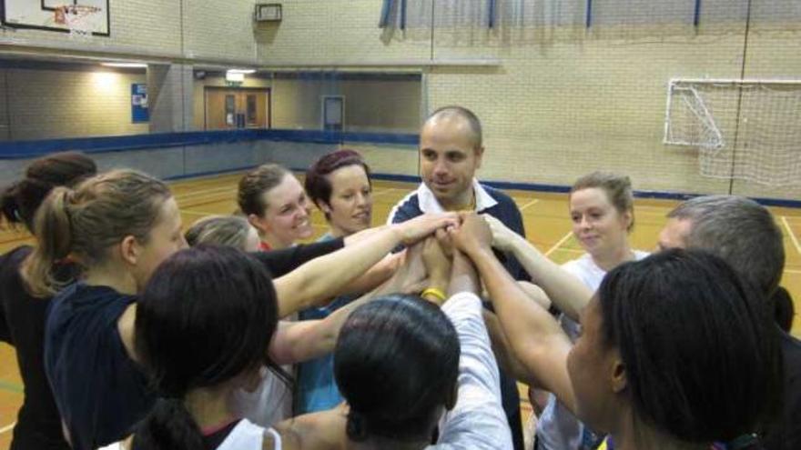 Julián reúne a las chicas de uno de los equipos de baloncesto a los que entrena en Cardiff.