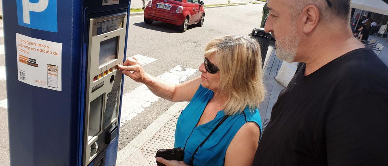 Usuarios de la zona azul intentan sacar un tique en la calle Rosalía. / FOTO: M.G. BREA