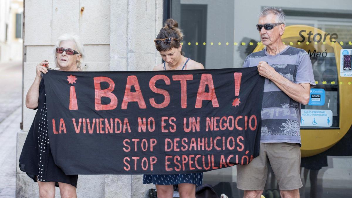 Protestas por el desahucio de una madre y su hijo en Baleares.