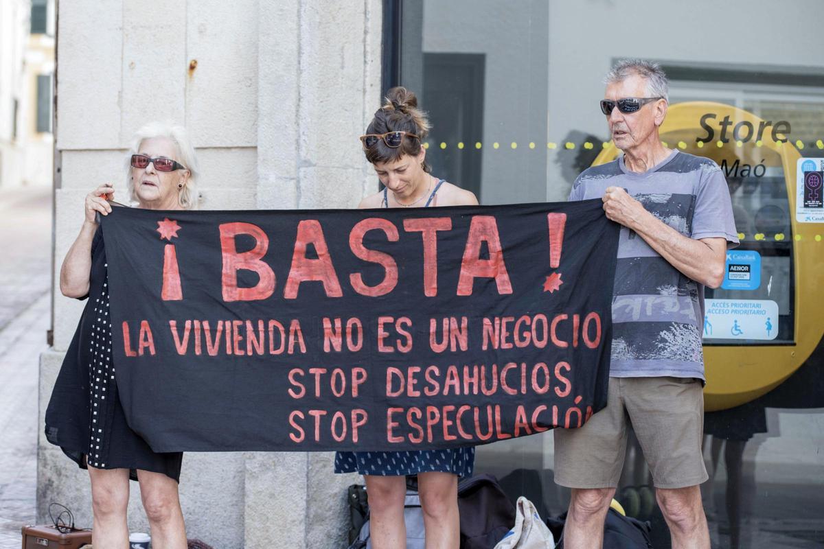 Protestas por el desahucio de una madre y su hijo en Baleares.