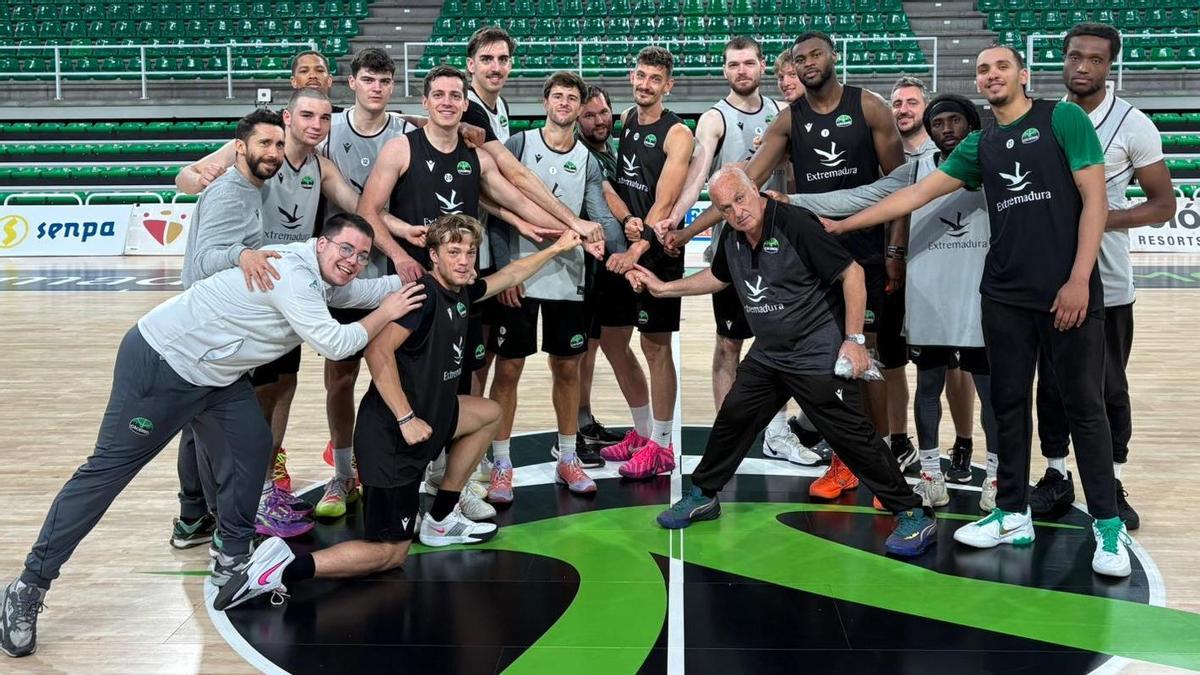 Jugadores y técnicos del Cáceres posan tras el entrenamiento matinal de este viernes