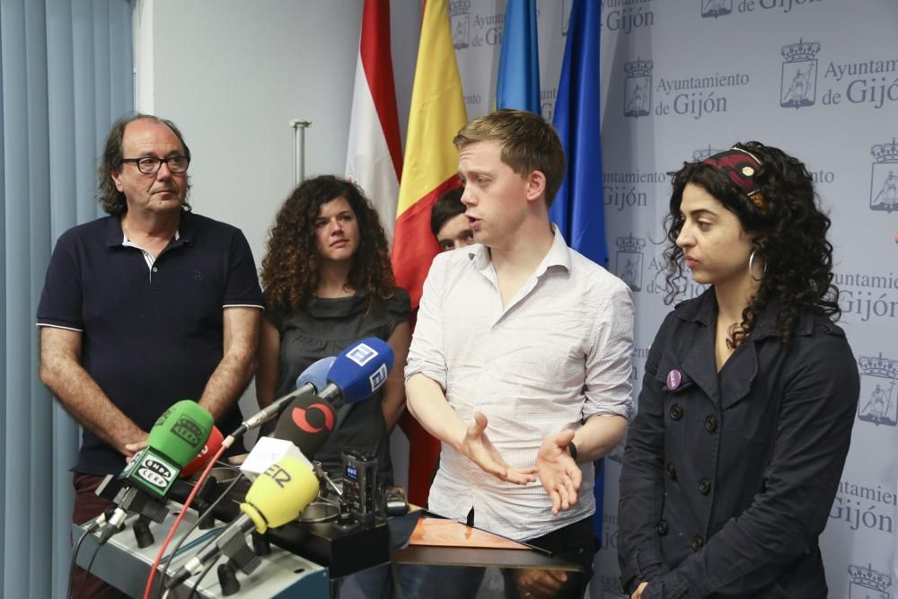 Owen Jones acompañado por los miembros de Podemos en Gijón