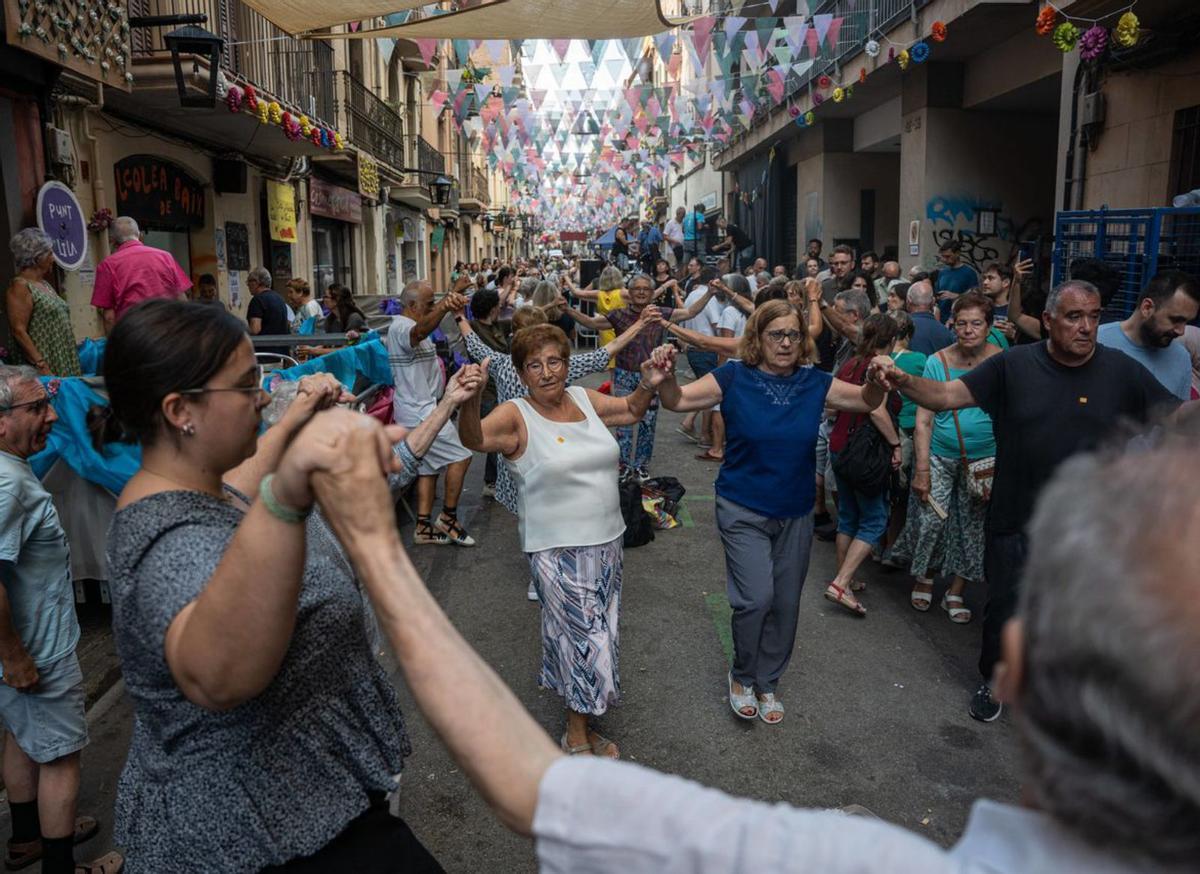 "Aquí hi ha caliu de barri", presumeixen els veïns de Sants