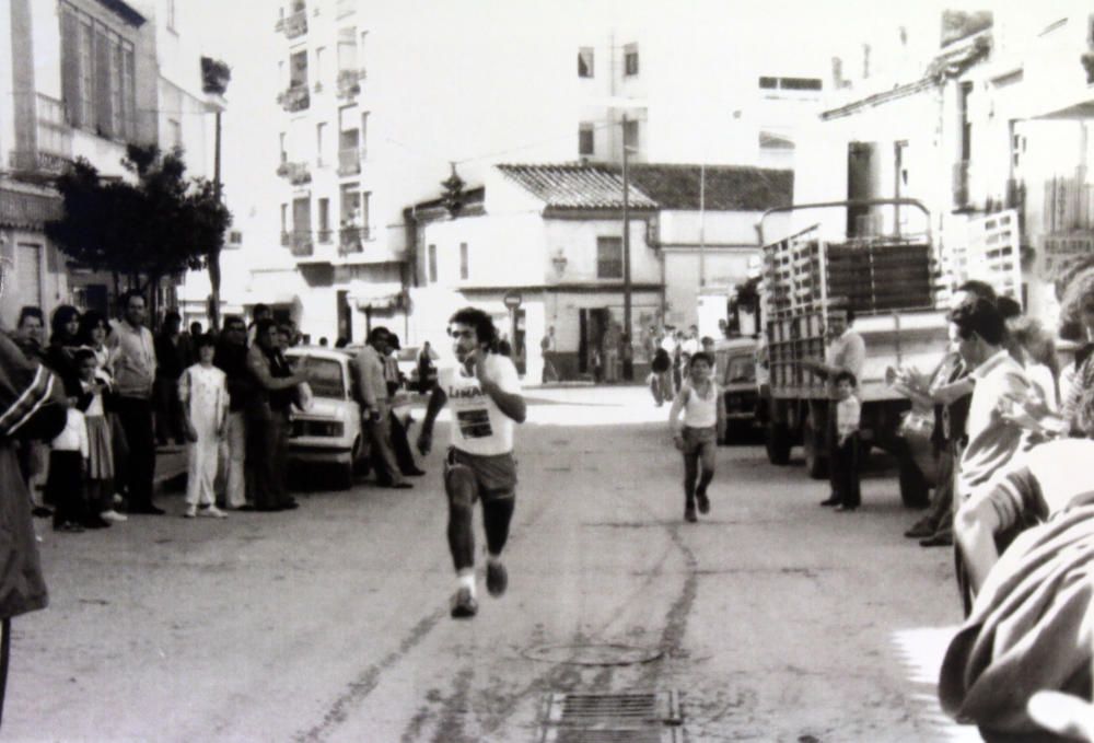 La asociación de vecinos ha preparado una exposición de fotos al aire libre con una selección de fotos de las cuarenta ediciones. Estas son algunas.