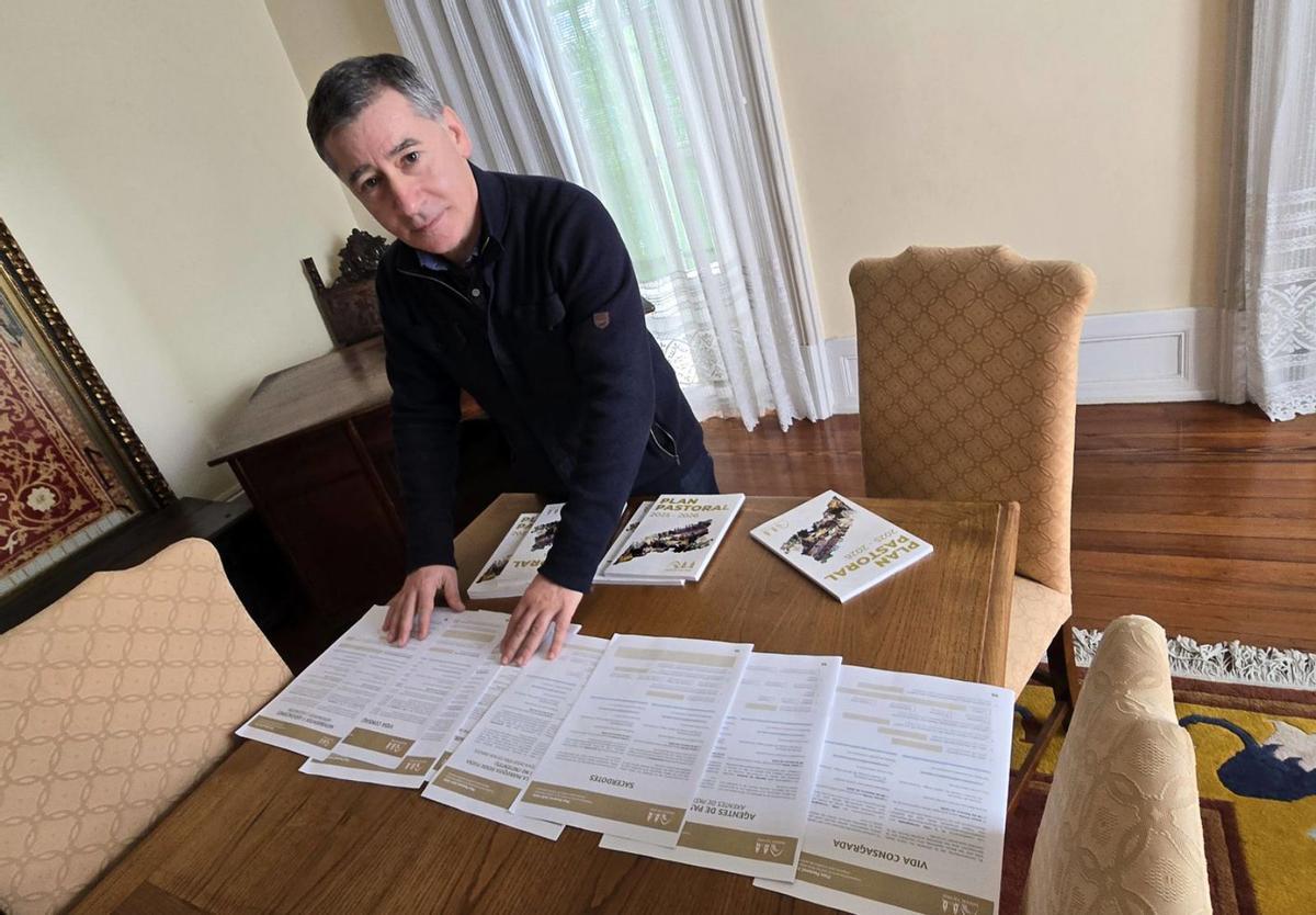 José Vidal Novoa, vicario de Pastoral de Tui-Vigo, posa con los ocho cuestionarios.