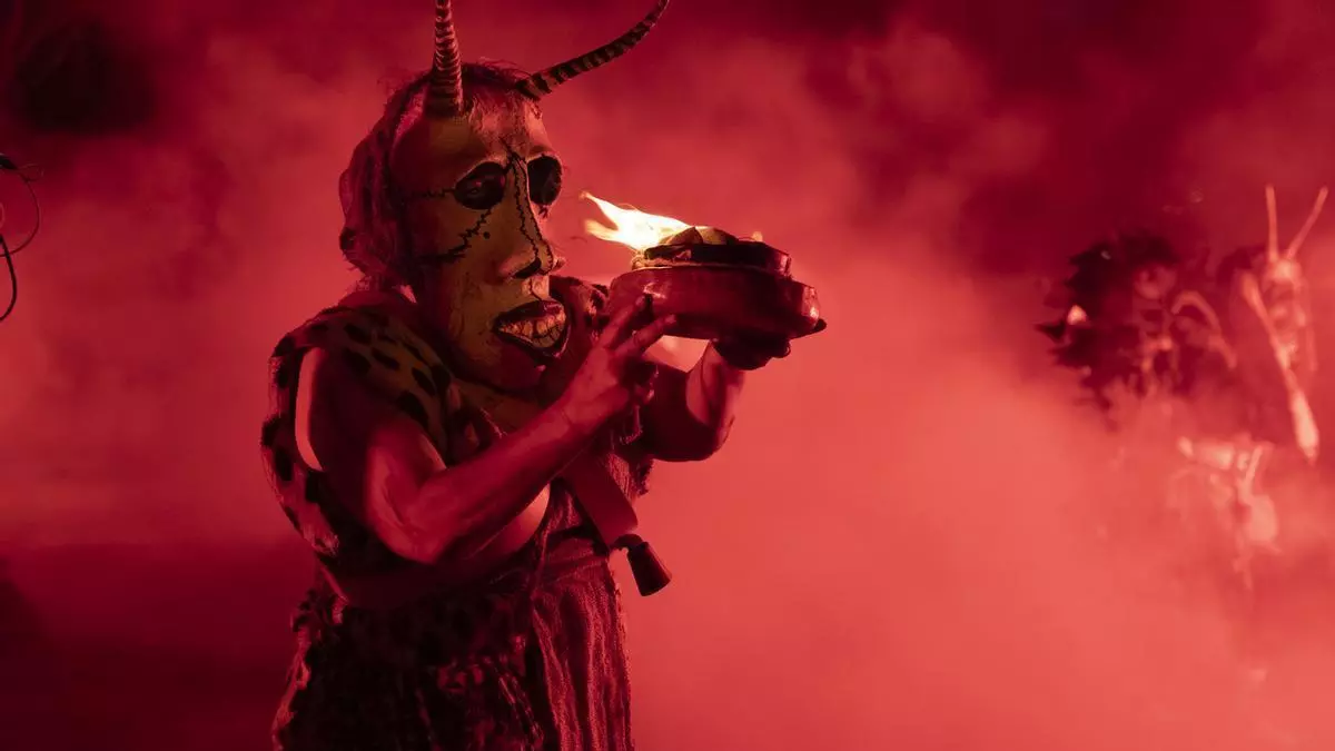 Haría reúne a vecinos y visitantes en una multitudinaria Noche del Fuego durante las fiestas de San Juan Bautista 2026
