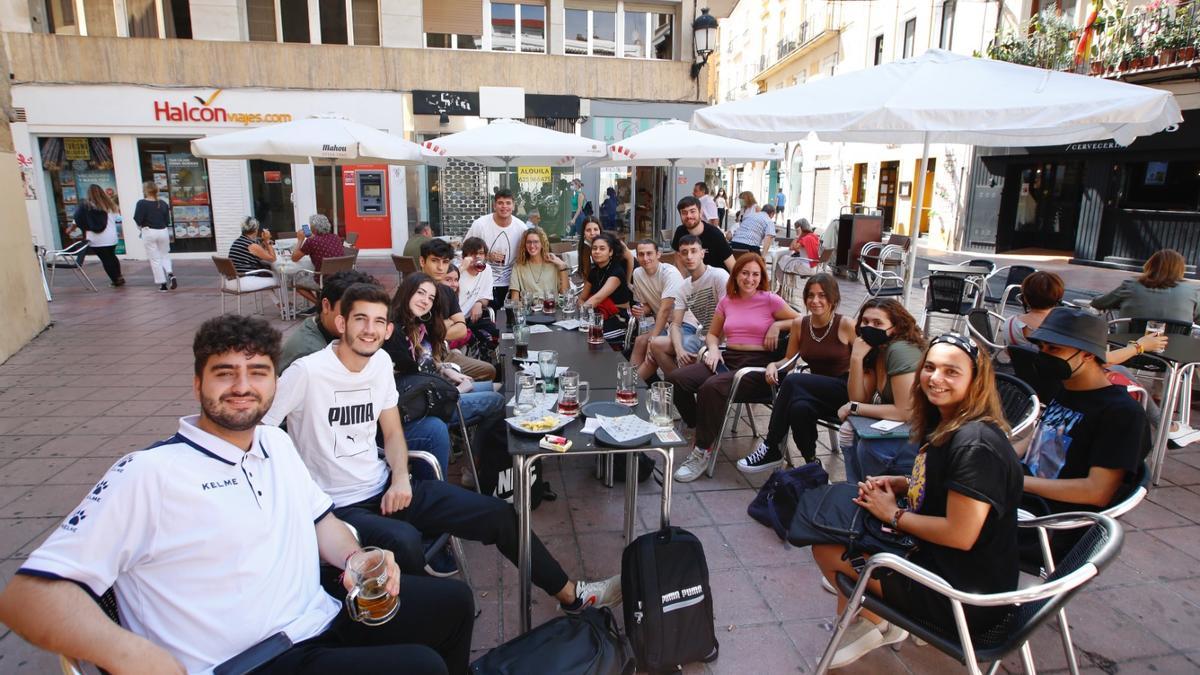 Un grupo de amigos disfrutando de lo que se parece cada vez más a la nueva normalidad.