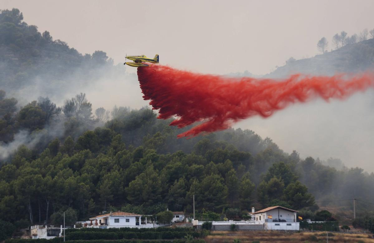 Así trabajan los bomberos para frenar las llamas en el incendio de la Vall d'Uixó