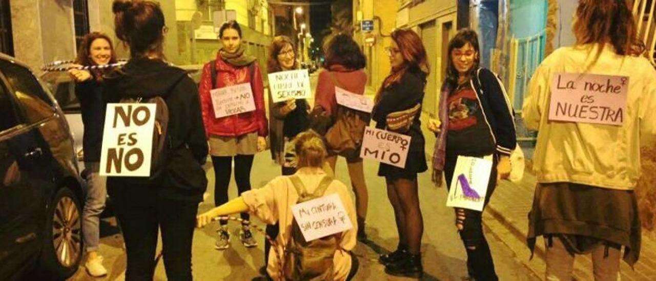 La agrupación cívica recorre locales con carteles y lemas para visibilizar actitudes machistas que a veces se toleran y normalizan.