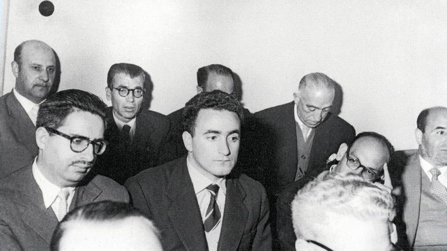 Xesús Alonso Montero, no centro, nun Congreso de Terminoloxía en 1960. // FdV