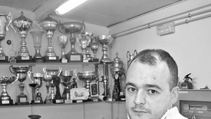 Sampedro, junto a la estantería de trofeos contra la que fue arrojado.